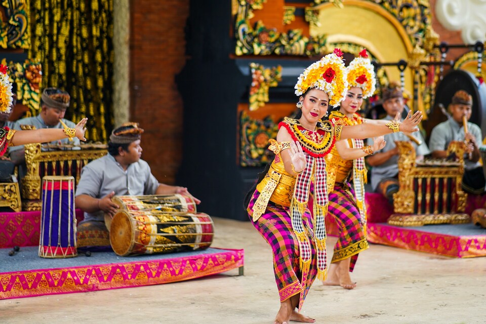 People performing cultural dance and music 
