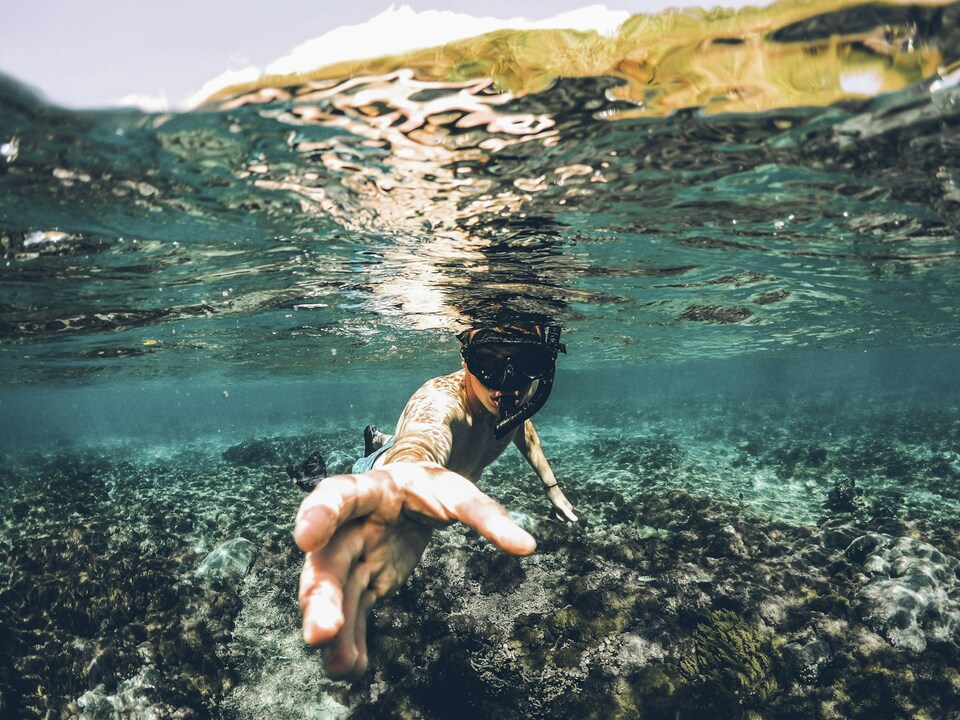 A man Snorkel underwater